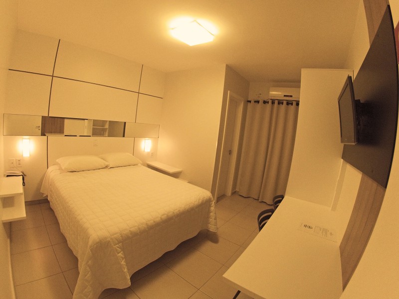 Apartamento Casal do Gaúcho Hotel, com cama box, TV e climatizador.