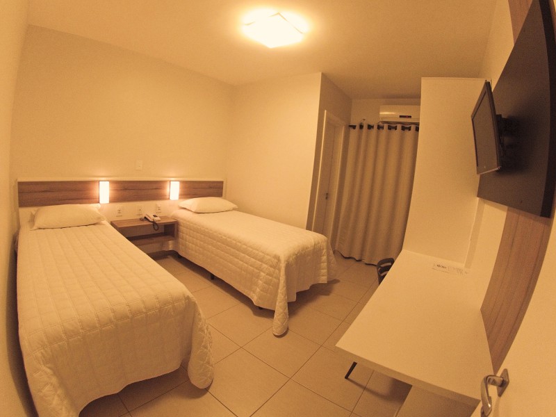 Apartamento Duplo do Gaúcho Hotel, com duas camas de solteiro.