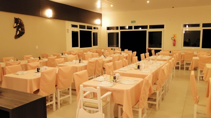 Salão do restaurante Vô Garrincha, com mesas postas.