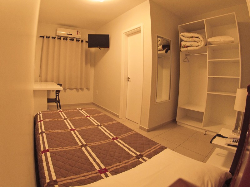Apartamento Standard do Gaúcho Hotel, com cama, TV e climatizador.